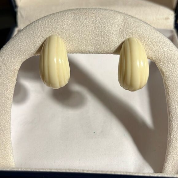 Avon Vintage Ivoryesque Pierced Earrings Hoops Acrylic - Picture 1 of 3